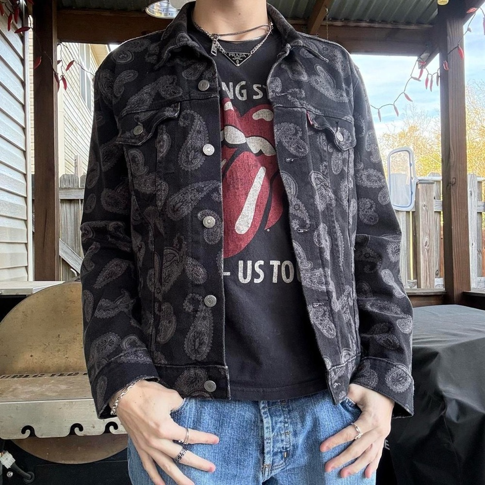 Super cool black paisley print Levi’s denim jacket!